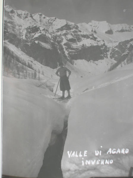 Ritratto di uomo con gli sci nella valle di Agaro